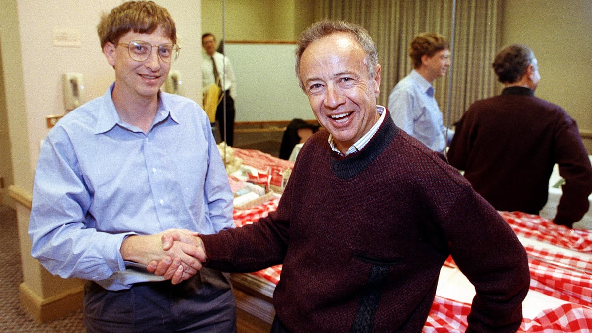 File photo of Intel Corp. President Andy Grove, right, shaking hands with Microsoft Chairman Bill Gates on 9 Nov 1992. (Photo: AP)