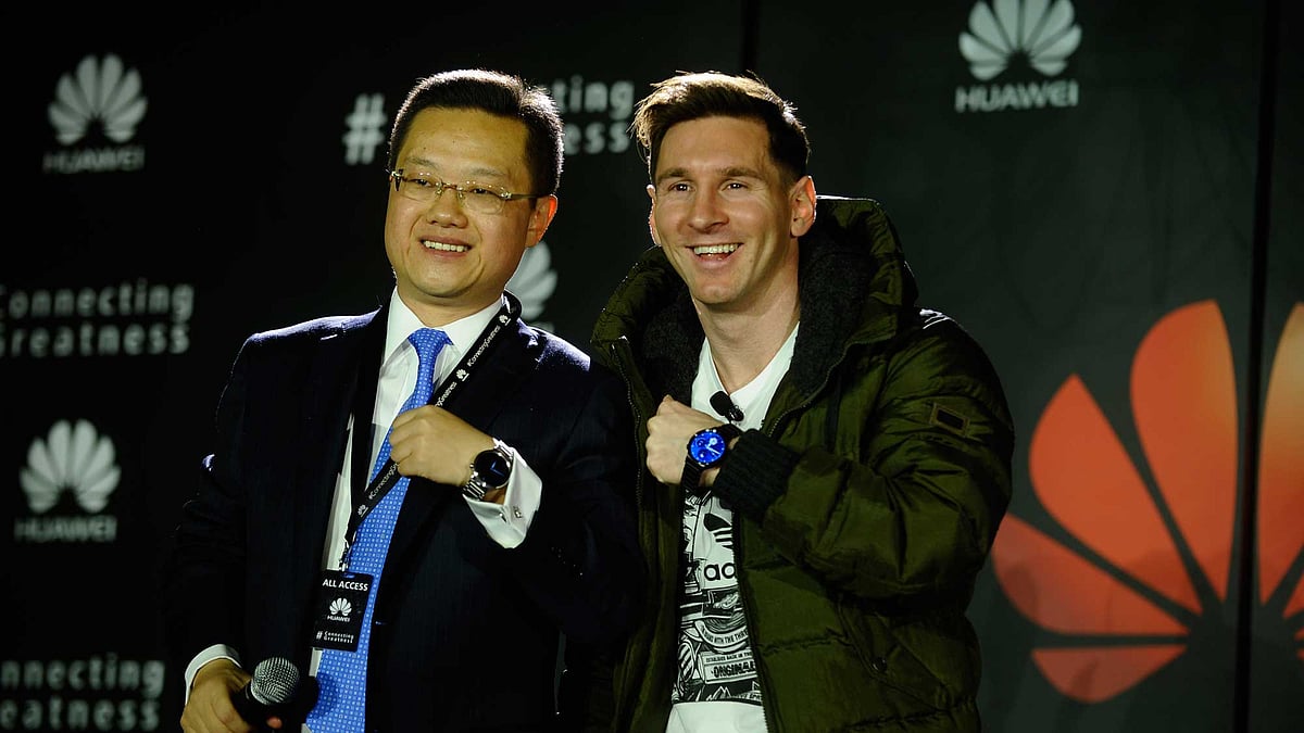 (R) Kevin Ho, President, Handset Business, Huawei Consumer BG and Lionel Messi. (Photo: Huawei)