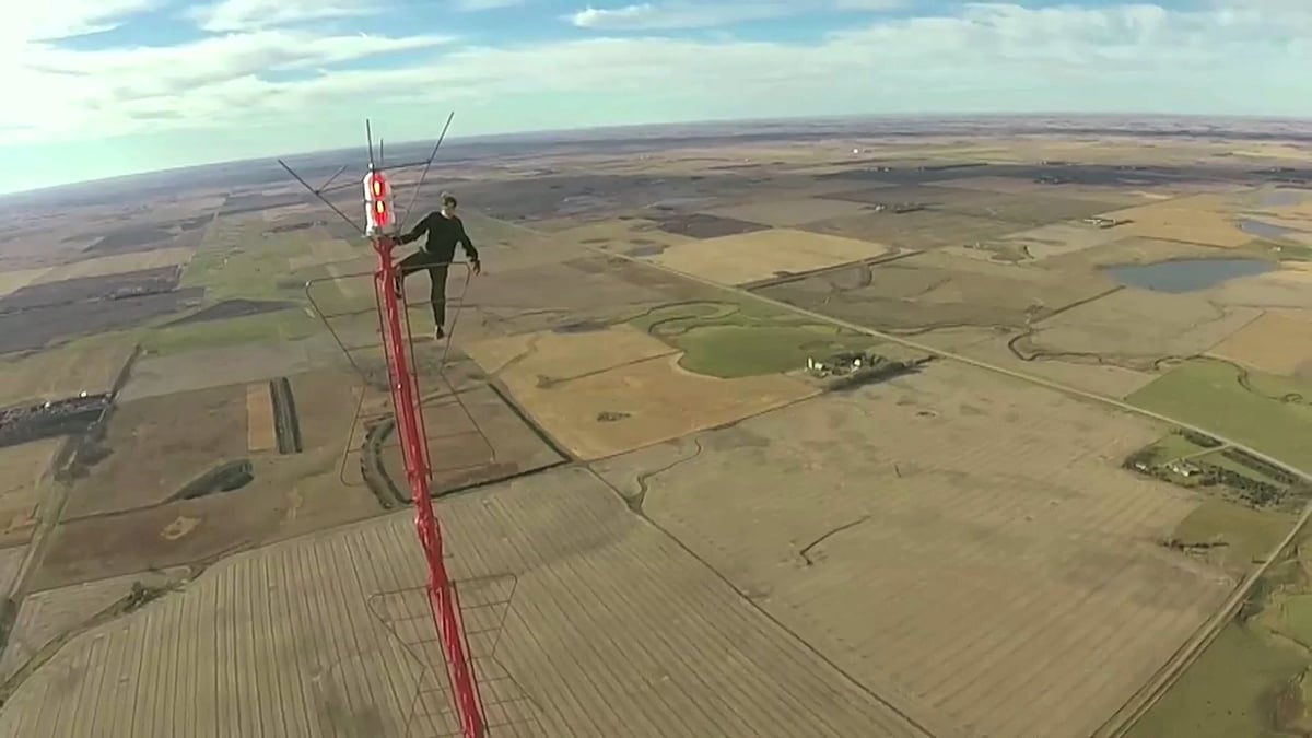 An urban climber on the world’s tallest TV tower. (Photo: AP screengrab)