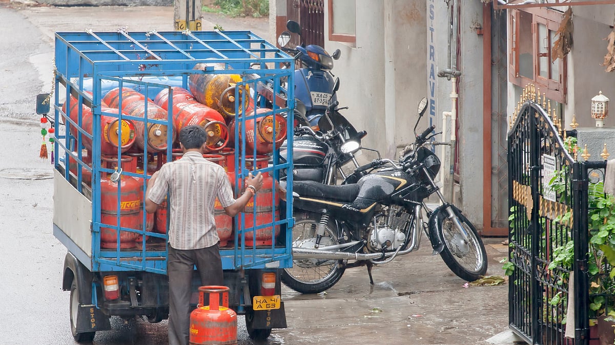 An employee of a petroleum company delivers an LPG cylinder at a home in Bengaluru. (File photo: iStock)