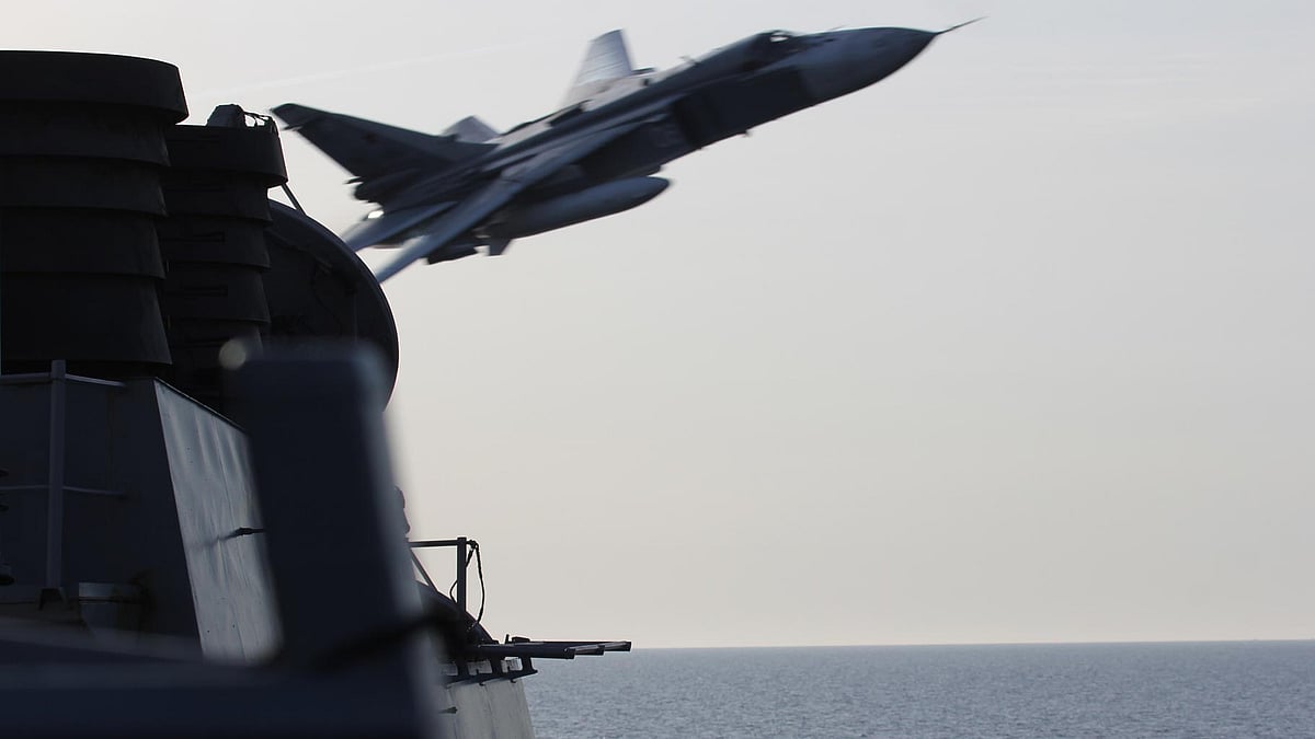 In this image released by the US Navy, a Russian SU-24 jet makes a close-range and low altitude pass near the USS Donald Cook on Tuesday, April 12, 2016, in the Baltic Sea. (Photo: AP)