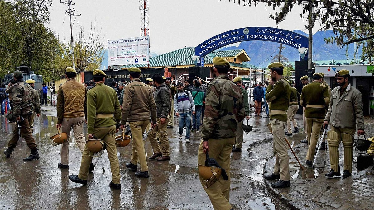 Police and CRPF personnel at National Institute of Technology (NIT) following tensions between the local and non-local students of the institute in Srinagar on Wednesday, 6 April 2016. (Photo: PTI)