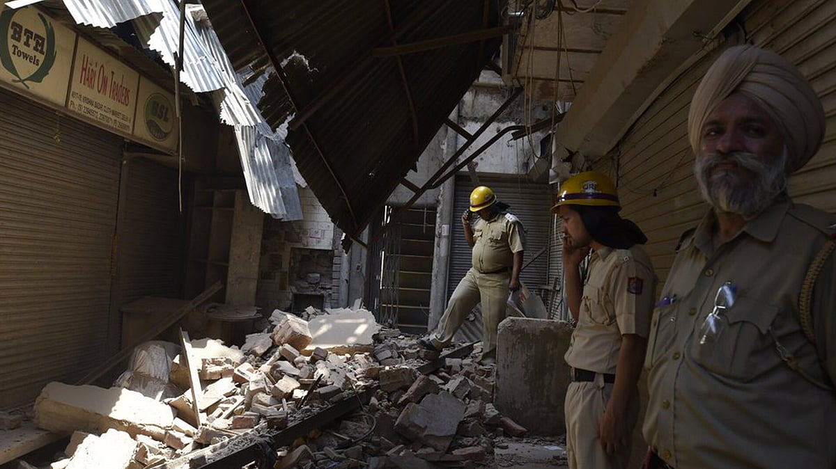 Site of the collapsed building. (Photo courtesy: Twitter/<a href="https://twitter.com/RRajkRaj/status/725600418944929792">@RRajkRaj</a>)