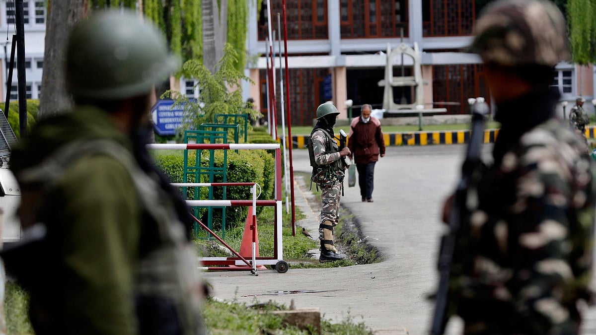 Indian paramilitary soldiers stand guard near the main gate of the NIT, Srinagar in Indian controlled Kashmir, Thursday, 7 April 2016. (Photo: AP)