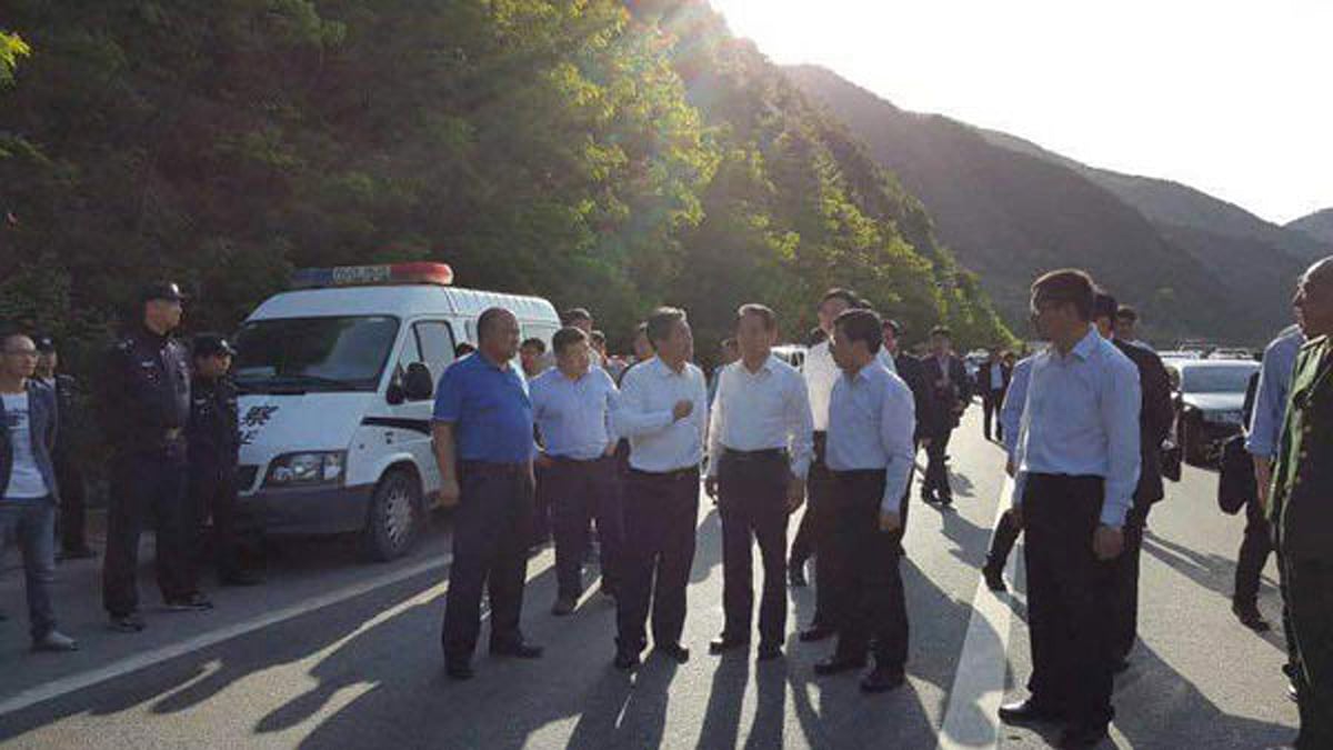 Local officials are on site to investigate a suspected arson attack on a bus in northwest China’s Shaanxi Province.(Photo: <a href="http://english.cri.cn/12394/2016/04/28/4161s925883.htm">xiancn.com</a>)