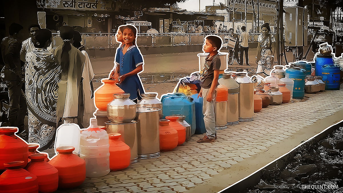 Pots
lined up at a municipal tap at Latur’s Vivekananda Chowk.<b> </b>(Photo: Vivian Fernandes/Altered by <b>The Quint</b>)