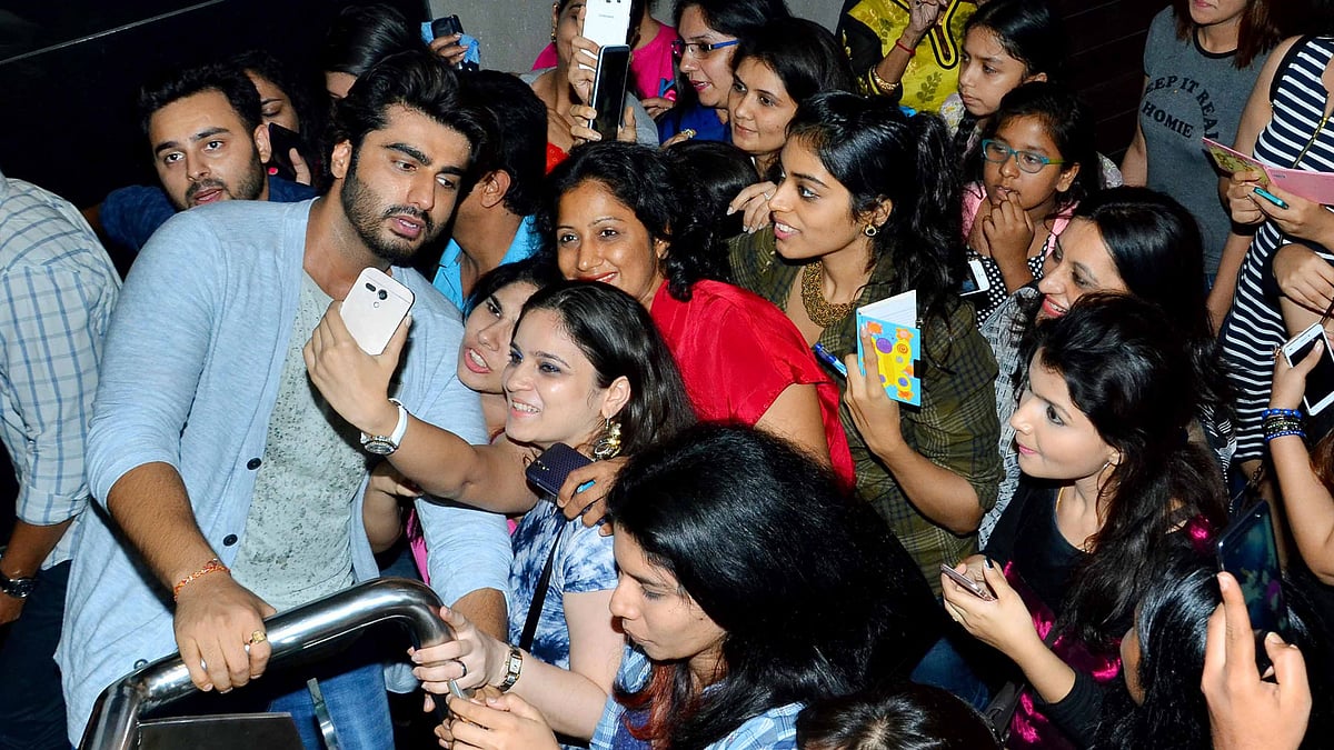 Arjun Kapoor and his bunch of female fans (Photo: Yogen Shah)