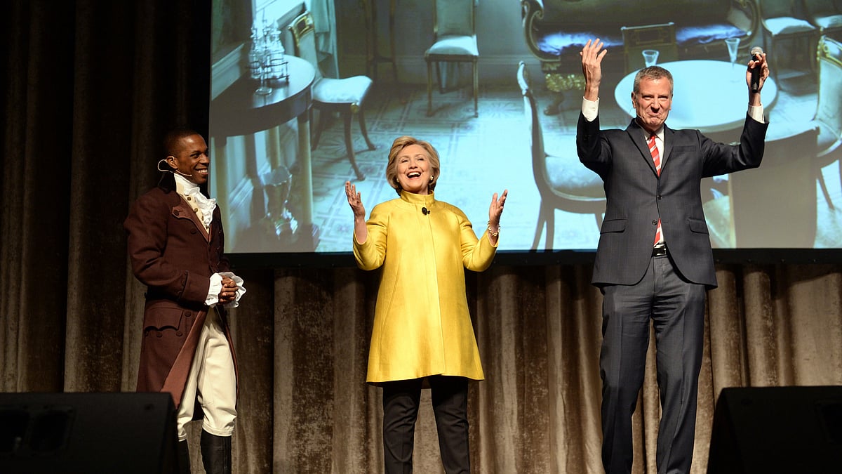 In this April 9, 2016 file photo, Leslie Odum Jr, (L)  from the Broadway musical <i>Hamilton</i>, presidential candidate Hillary Clinton (C) and New York City Mayor Bill de Blasio (R) perform at the 94th annual Inner Circle Dinner in New York. (Photo: AP)