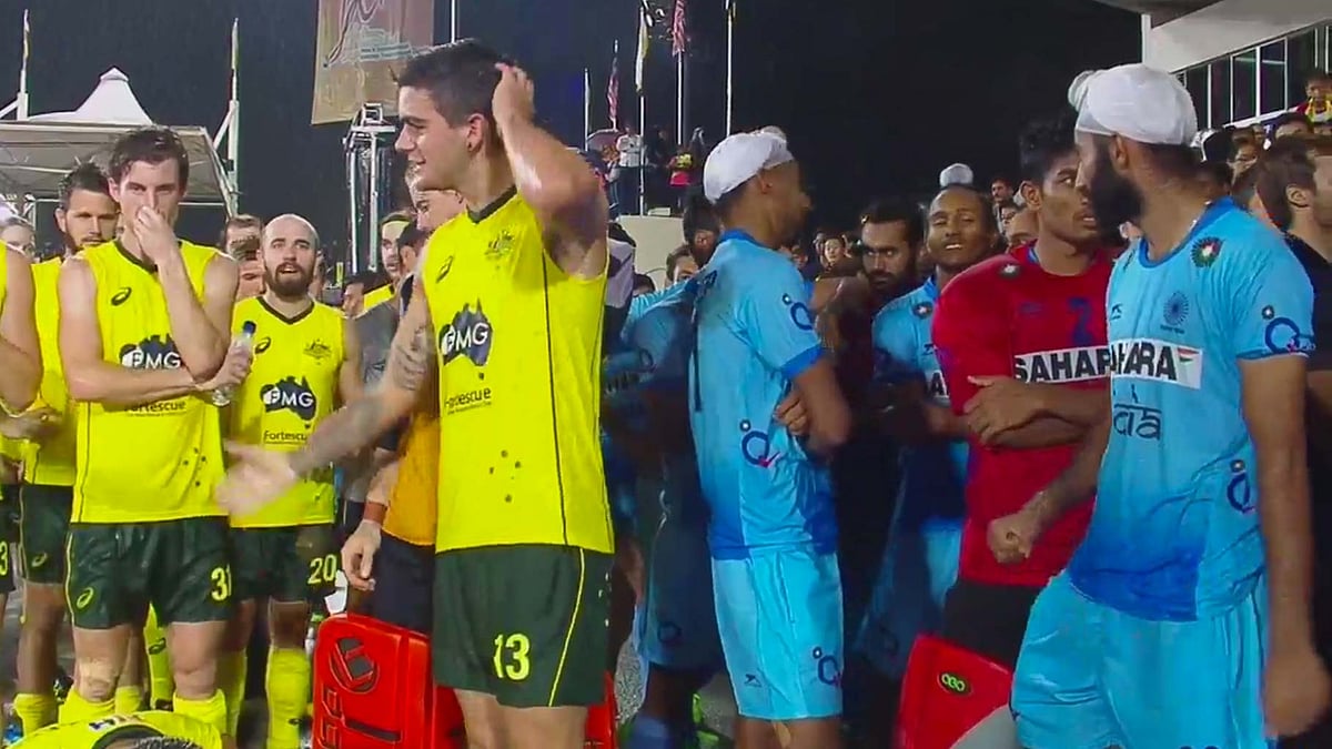 Australian team (L) and Indian team lining up for the medal ceremony after the match. (Photo Courtesy: <a href="http://www.starsports.com/hockey/leagues/sultan-azlan-shah-cup-2016-30000004/index.html">Star Sports</a>)