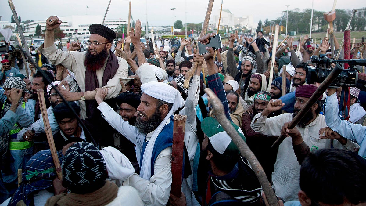 Protesters from the Pakistani religious group Sunni Tehreek
celebrate the success of negotiations with the government, in Islamabad. (Photo: AP)