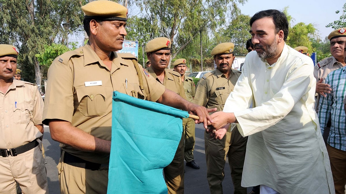 Delhi Transport Minister Gopal Rai with the ex-servicemen recruited for implementation of second phase of odd-even traffic formula in New Delhi. (Photo:IANS)