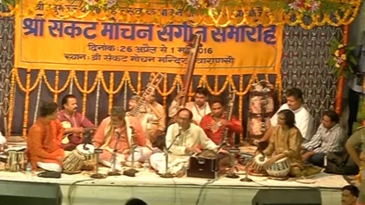 Pakistani Ghazal singer Ghulam Ali performing in Varanasi at the famous Sankat Mochan Temple on Tuesday. (Photo: ANI Screengrab)
