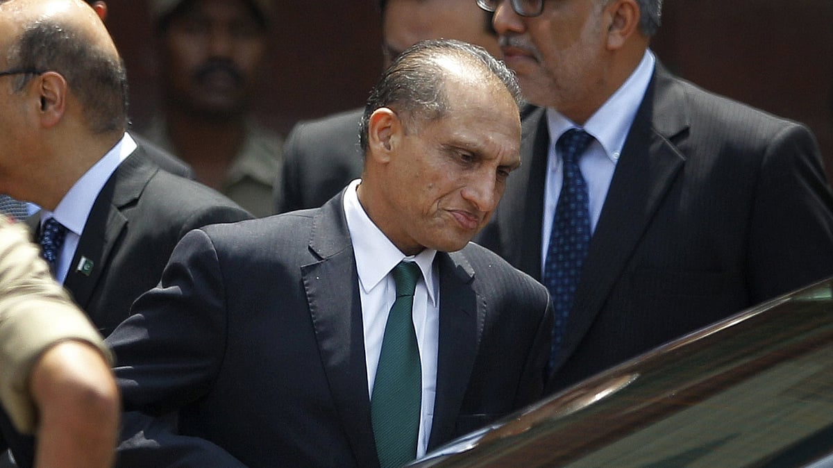 Pakistan’s foreign secretary Aizaz Ahmad Chaudhry leaves after meeting his Indian counterpart Subramanyam Jaishankar in New Delhi, India on April 26, 2016. (Photo: AP)