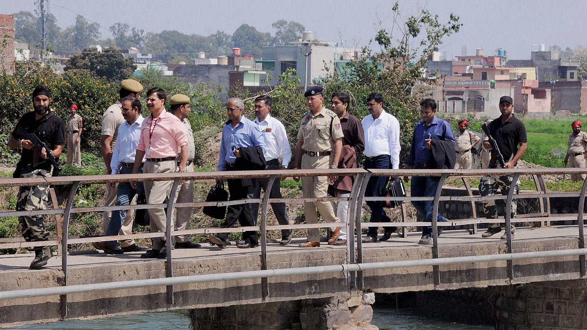 Pakistani Joint Investigation Team returning after their investigation inside Pathankot IAF base on Tuesday. (Photo: PTI)