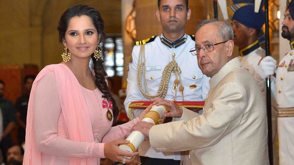 Sania Mirza receiving her award from President Pranab Mukherjee (Photo: IANS)