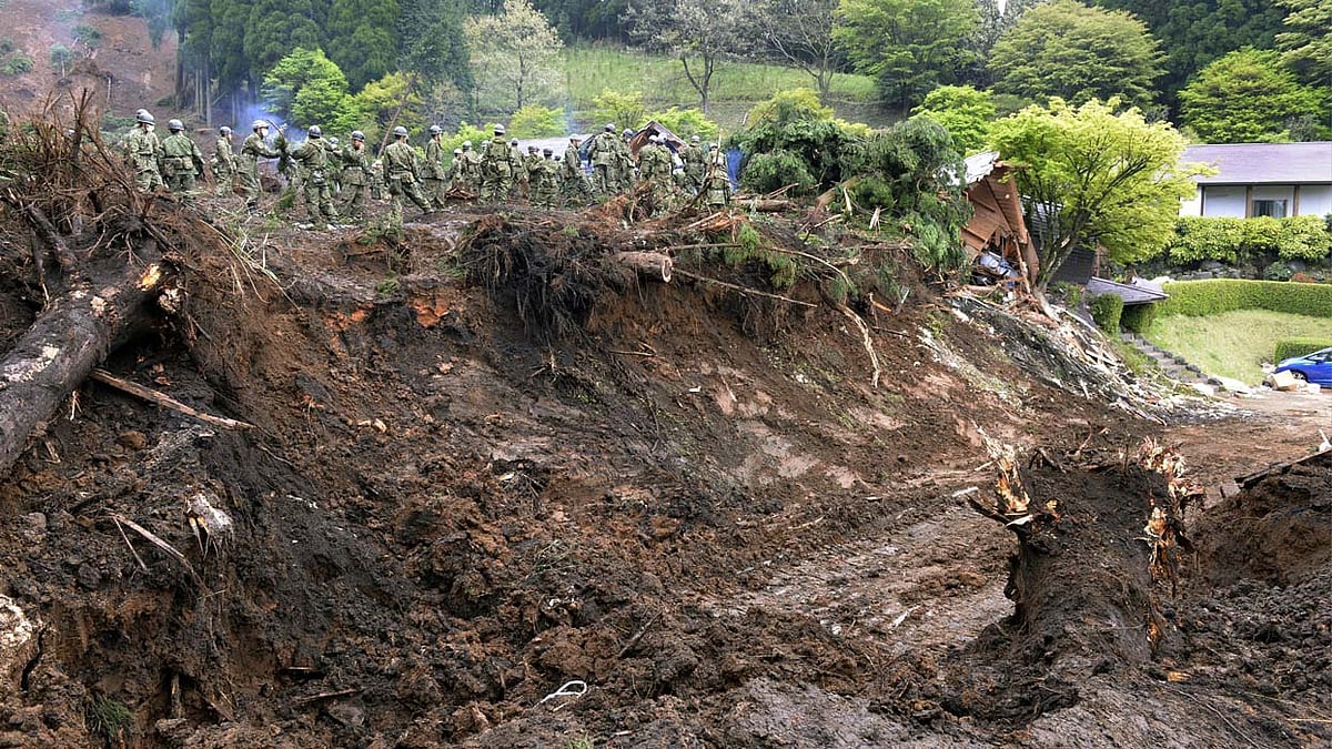 Members of Japan’s Self-Defense Force auring a search operation in Minamiaso, Kumamoto prefecture, Japan Monday, 18 April 2016. (Photo: AP)