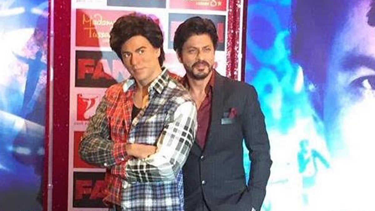 Shah Rukh Khan with his wax statue in London (Photo Courtesy: YRF)