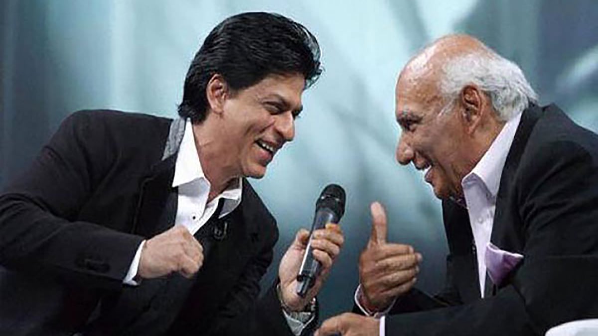 Shah Rukh Khan and Yash Chopra in an animated conversation. (Photo: <a href="https://www.youtube.com/watch?v=vq3eXwjAy2k">YouTube</a>)