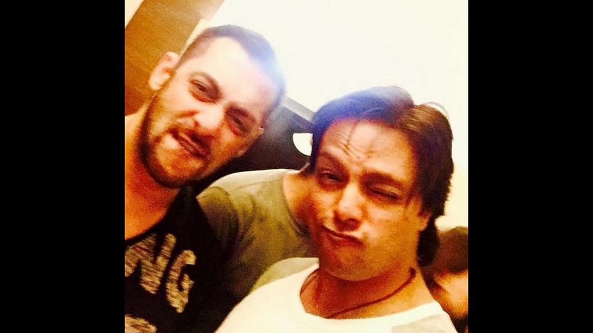 Salman Khan with his friend. (Photo courtesy: <a href="http://www.bollywoodlife.com/news-gossip/this-picture-is-proof-that-salman-khan-parties-like-theres-no-tomorrow/">Bollywood Life</a>)