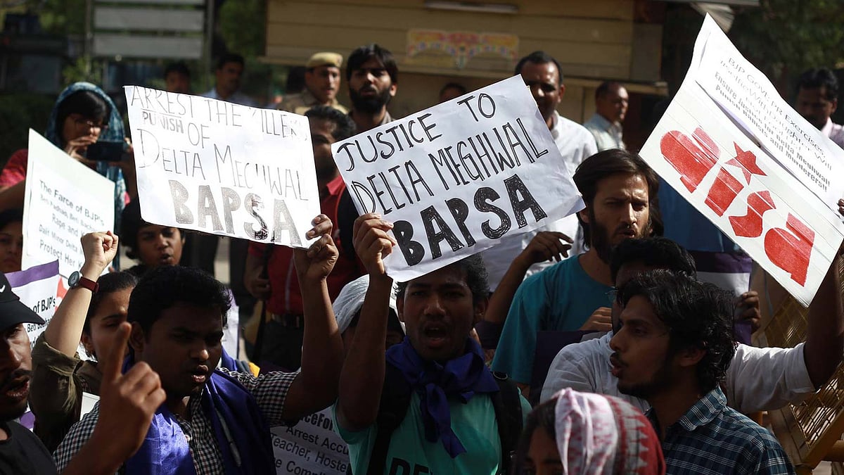 Protest near the Bikaner House in Delhi on Monday, 4 April 2016. (Photo Courtesy: <a href="https://www.facebook.com/manira.chaudhary">Manira Chaudhary</a>)