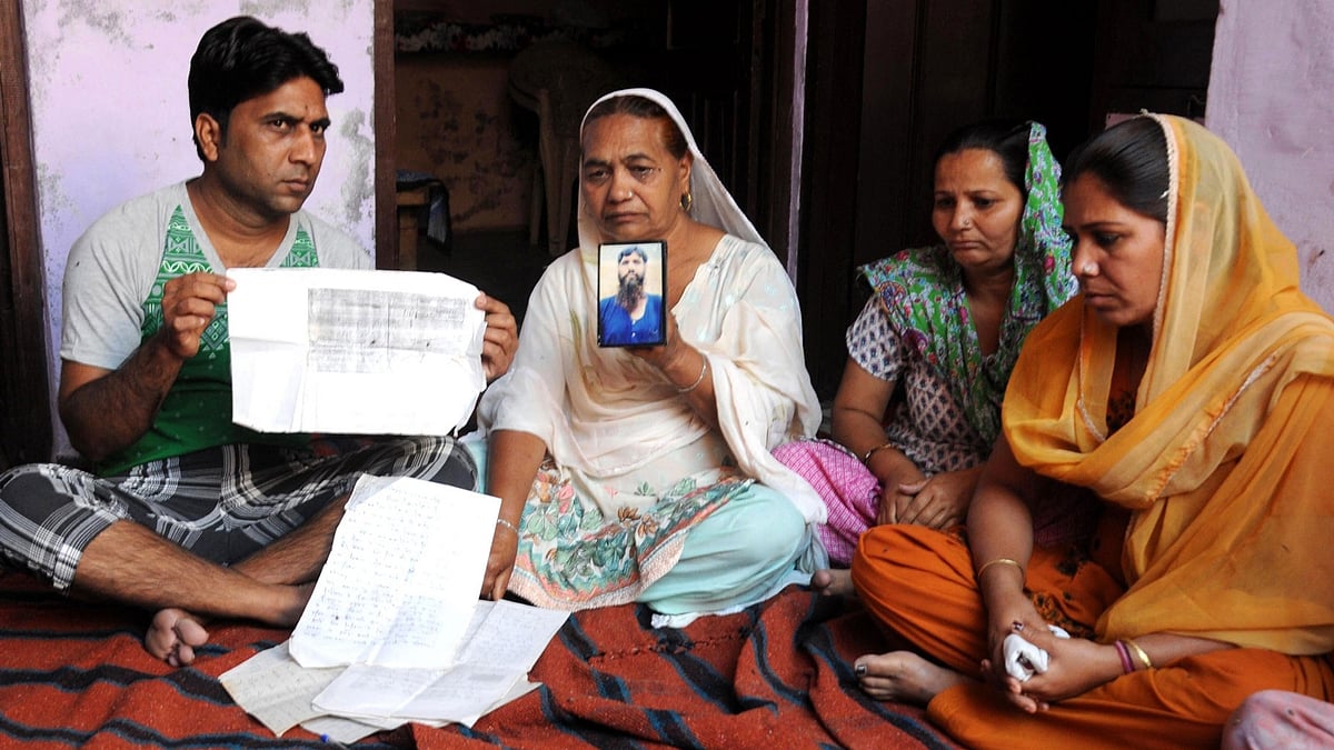 Jagir Kaur, sister of Kirpal Singh an Indian prisoner who died at the Kot Lakhpat Jail in Pakistan mourns his death in Amritsar on 12 April 2016. 