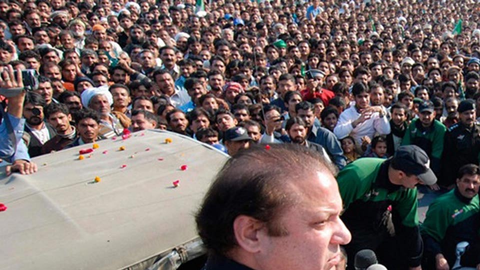 Pakistan Prime Minister Nawaz Sharif waves to his supporters. (Photo: Reuters)