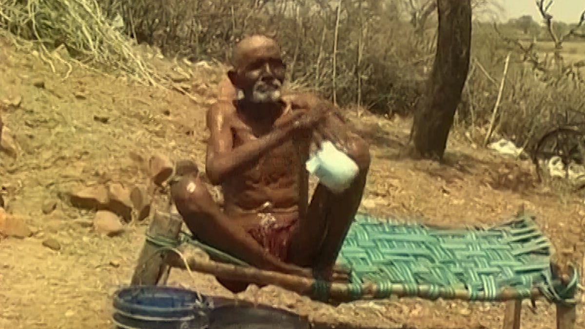 Farmers in drought-hit Bundelkhand region walk distance to get water. (Photo: ANI screengrab)