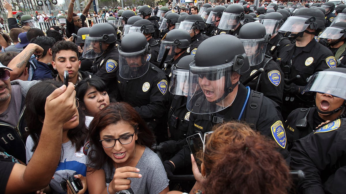 

Police move anti-Trump protesters back   as they try to disperse crowds of protesters and Trump supporters that were clashing near the San Diego Convention Center, 27 May  2016, in San Diego. (Photo: AP)