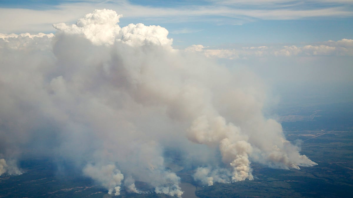 Wildfires burn in and around Fort McMurray, Alberta.(Photo: AP)