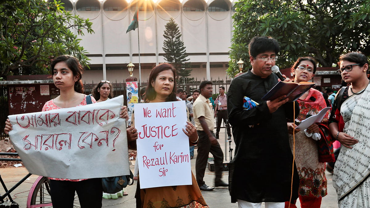 Bangladeshi teachers, students and social activists hold banners and sing songs during a protest against the killing of Professor Rezaul Karim Siddique in Dhaka, Bangladesh, 29 April 2016. (Photo: AP)
