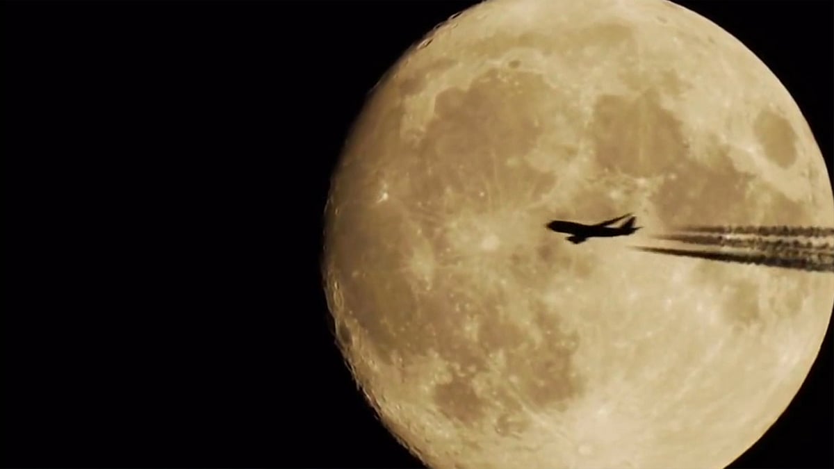 A Russian videographer gets lucky with his new camera. (Photo: AP/Newsflare Screengrab)