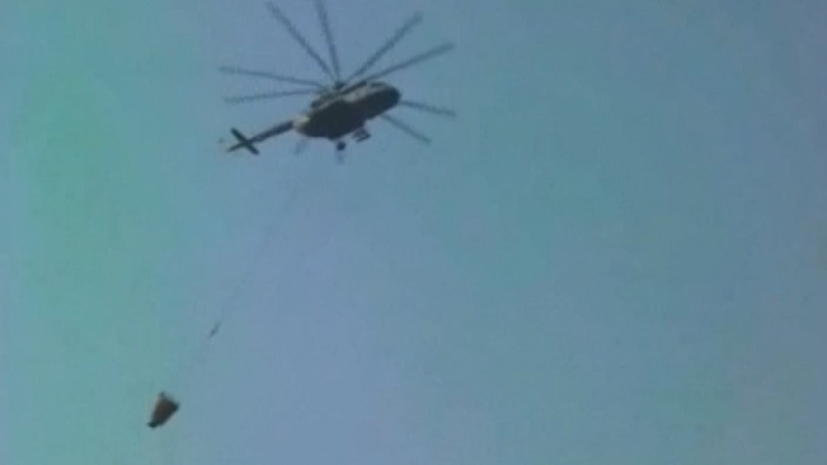 MI-17 helicopters spray water on Uttarakhand forest fires by lifting water from Bhimtal river using buckets. (Photo: ANI screengrab)