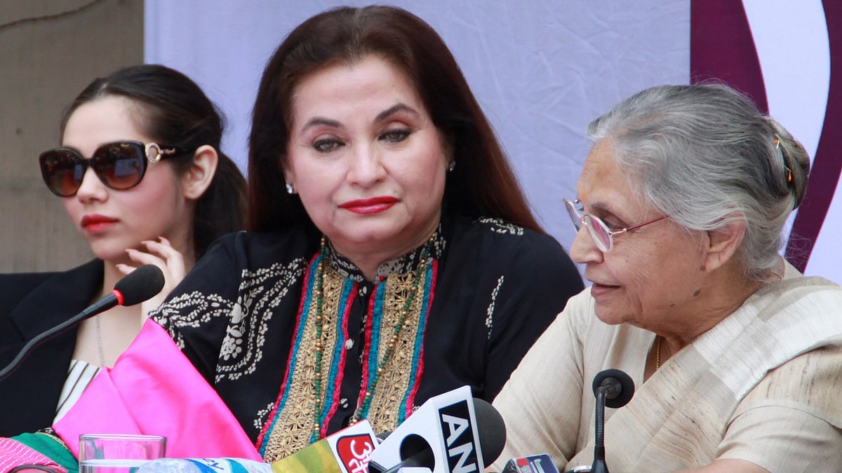 Pakistan-born Bollywood singer and actress Salma Agha (centre) (Photo: IANS)