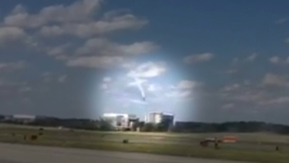The pilot crashed and died while flying in tandem with another plane during an aerial acrobatics stunt. (Photo: AP screengrab)