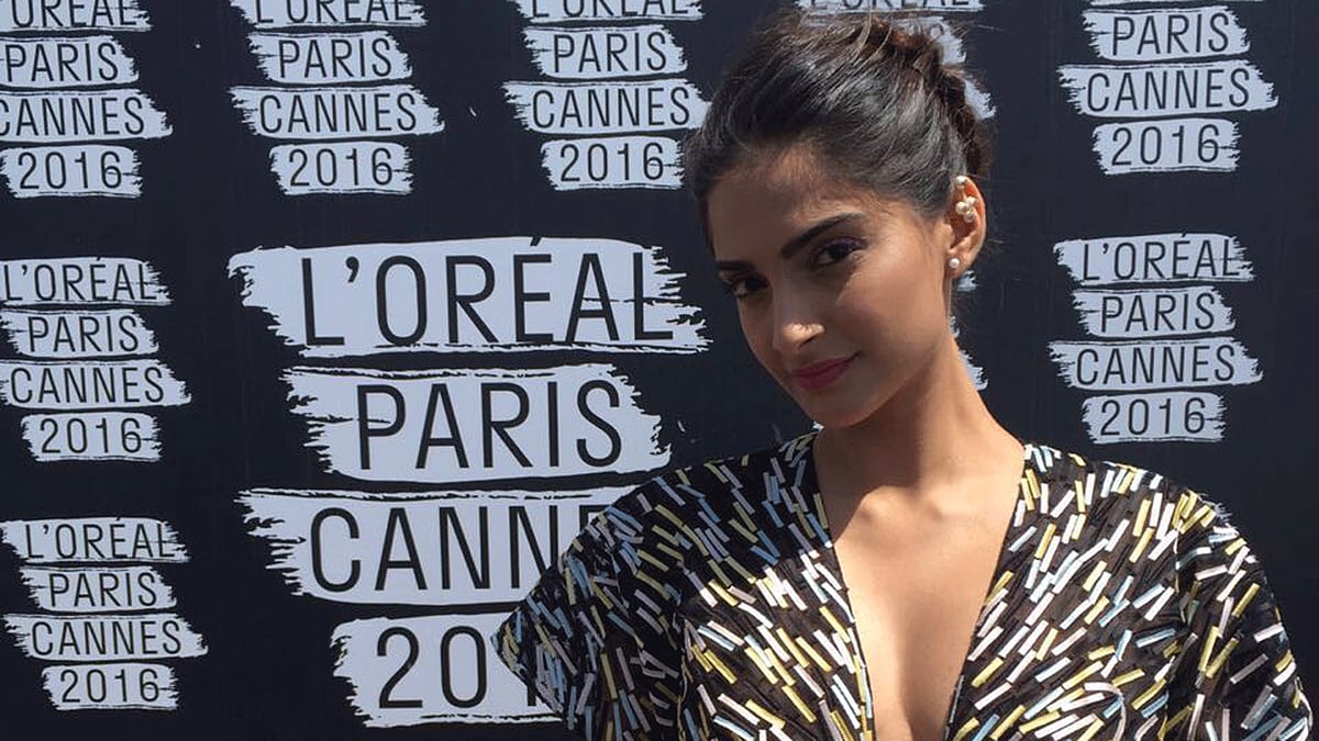 

Sonam Kapoor poses for the shutterbugs on her 2nd day at the Cannes film festival.&nbsp;
