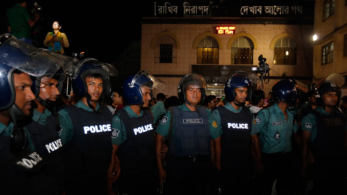 A file photo of Bangladeshi police officers standing guard in Dhaka’s Central Jail. (Photo: AP)