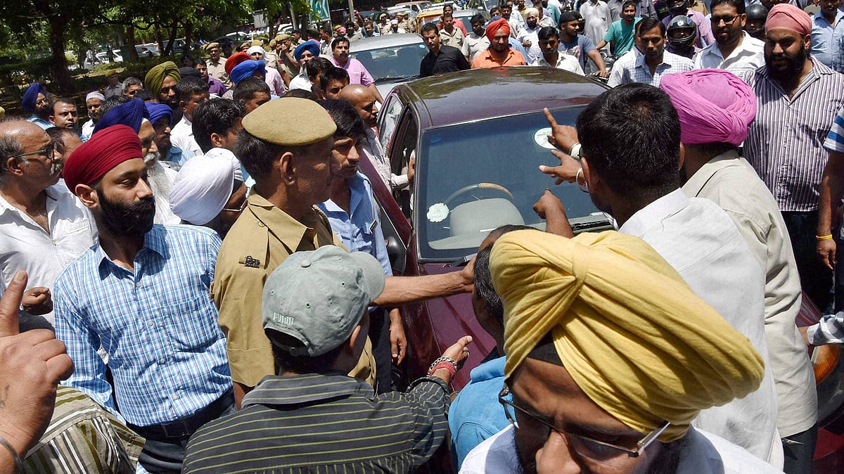 axi drivers protest in Delhi on Monday, a day after the Supreme Court ban on diesel taxis in the national capital came into effect. (Photo: PTI)
