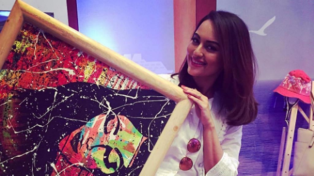 Sonakshi Sinha with her painting at the auction to raise money for breast cancer patients. (Photo Courtesy: Instagram/<a href="https://www.instagram.com/aslisona/?hl=en">aslisona</a>) 