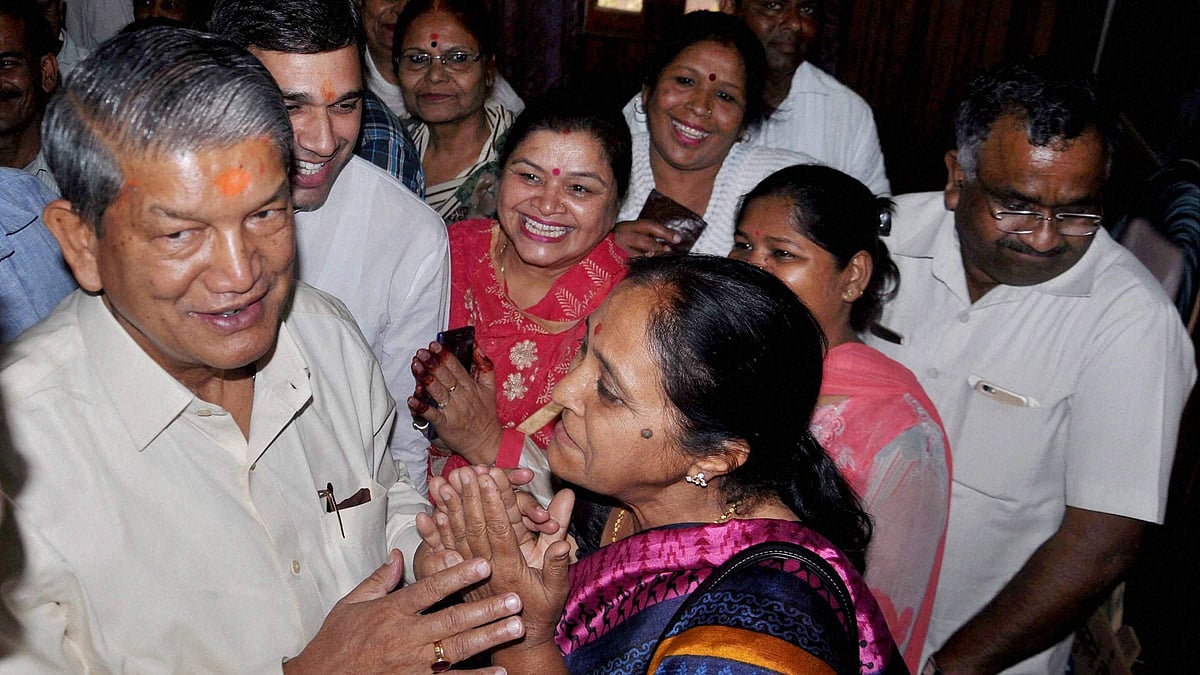 Former Uttarakhand CM Harish Rawat is greeted by Congress party workers in Dehradun after the Supreme Court upheld the disqualification of nine rebels Congress MLAs on 9 May 2016. (Photo: PTI)&nbsp;