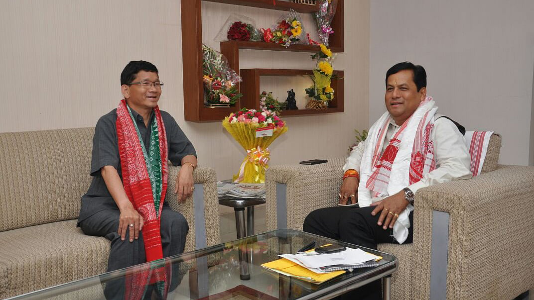 Arunachal Pradesh CM Kalikho Pul with Assam CM Sarbanand Sonowal. (Photo: Anjana Dutta)