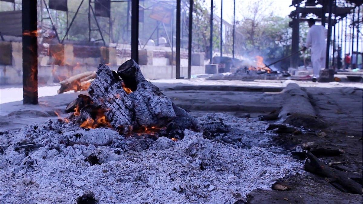 Conventional cremation requires a lot of wood. (Image: Manon Verchot)