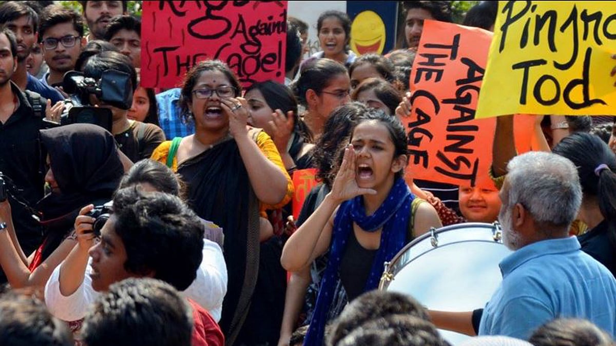 Students protest over discriminatory rules in the new Hindu College Hostel. Image used for representational purposes. (Photo Courtesy: Facebook/<a href="https://www.facebook.com/pinjratod/?fref=ts">Pinjra Tod</a>)