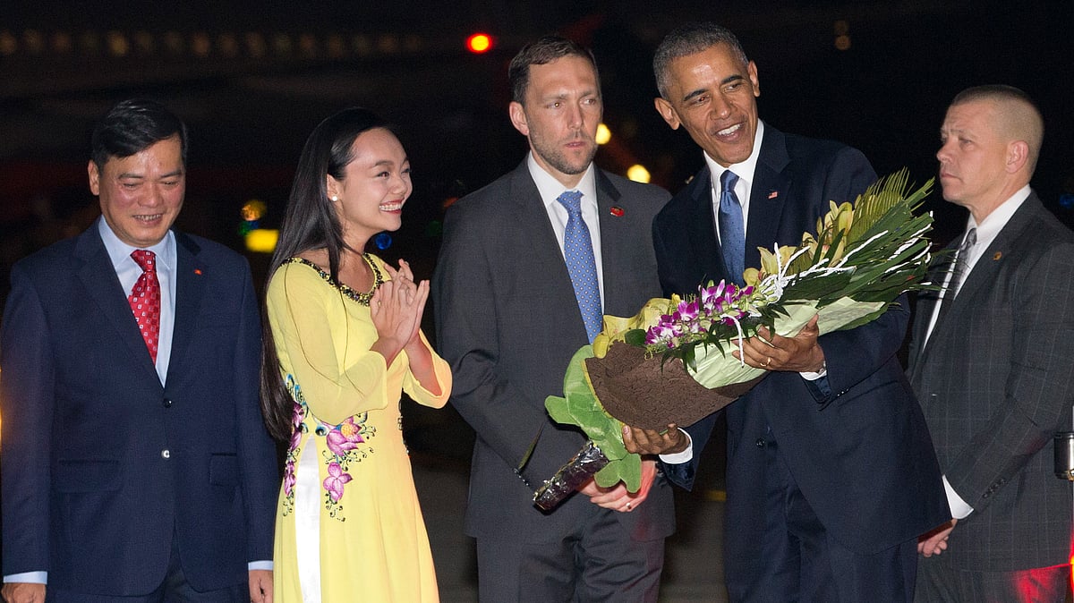 US President Barack Obama is given flowers as he arrives at Noi Bai International Airport in Hanoi, Vietnam. (Photo: AP)