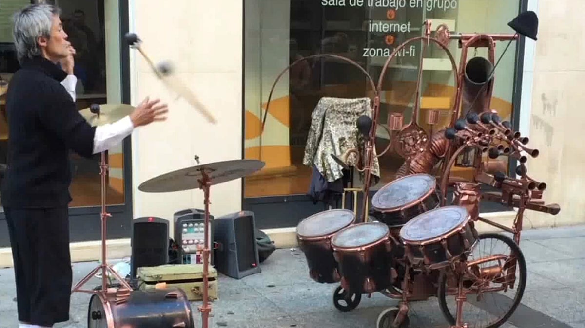 A street performer in Zaragoza, Spain drew in and dazzled a crowd with his awe-inspiring drum juggling. (Photo: AP/Jukin Media screengrab)