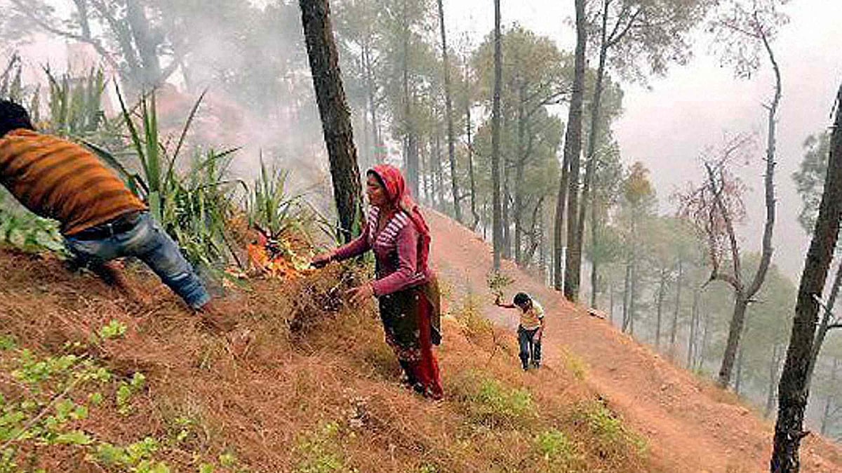 Villagers try to shift to a safer place after a forest fire in Amola village in Yamkeshwal in Uttarakhand. (Photo: PTI)