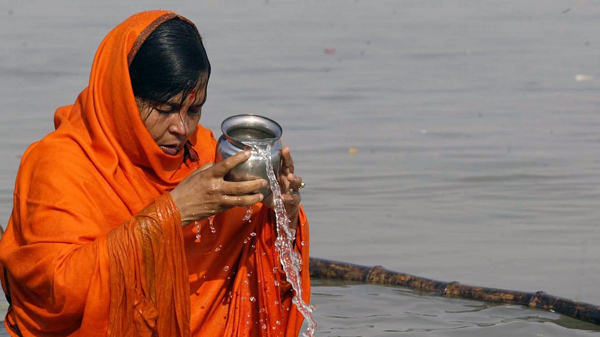 Uma Bharti performs prayers after a taking a dip in the Saryu river during the Makar Sankranti festival in Ayodhya on 14 January 2006. (Photo: Reuters/Raj Patidar)