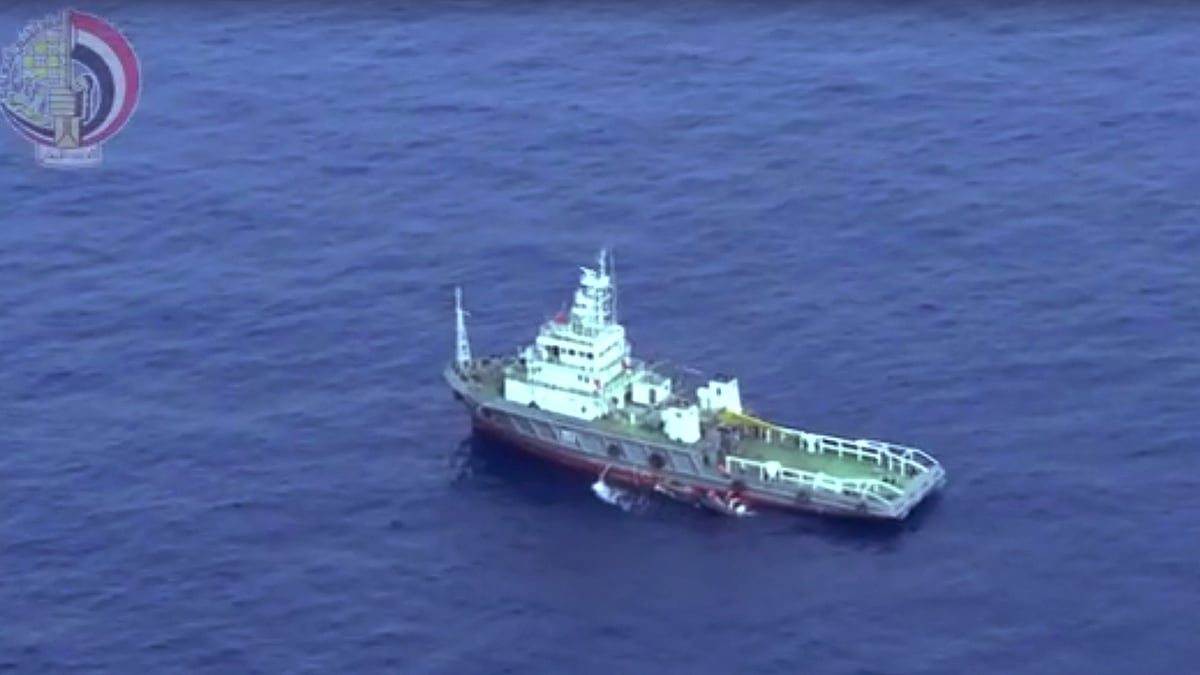 An Egyptian ship collecting wreckage of the EgyptAir 804 that crashed on Thursday. (Photo: AP)