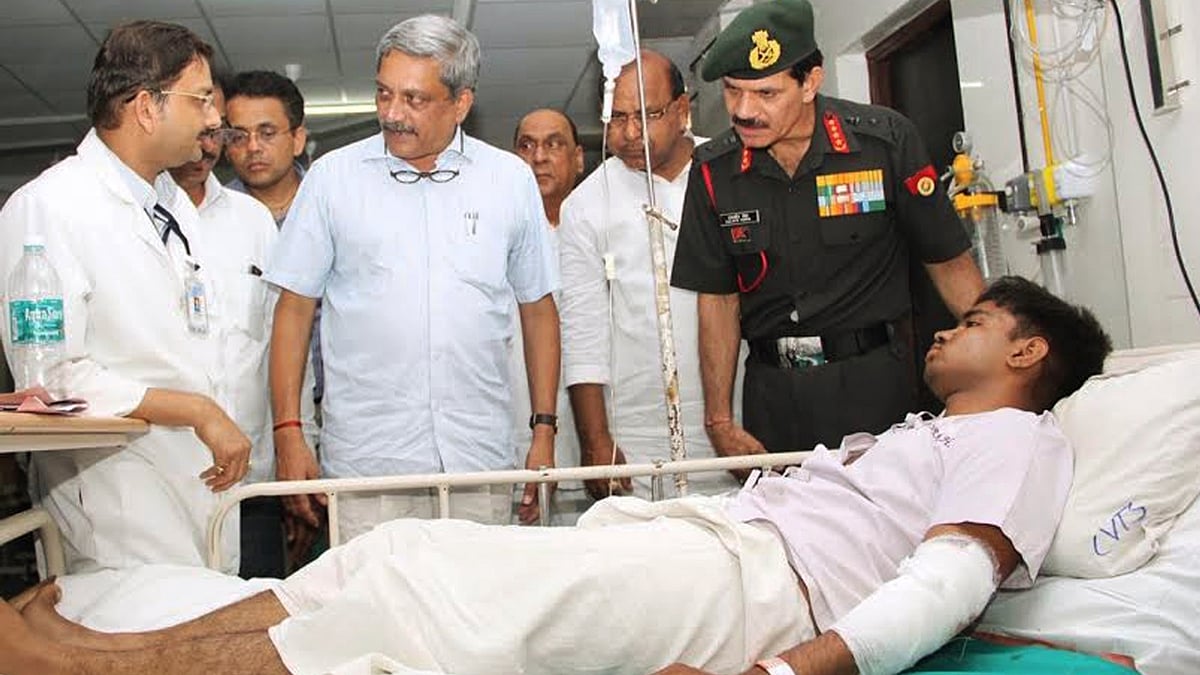 Union Defence Minister Manohar Parrikar and Army chief General Dalbir Singh visit soldiers injured in the fire that broke out at Indian Army’s largest ammunition depots in Maharashtra’s Pulgaon, in Wardha, on May 31, 2016. (Photo: IANS)