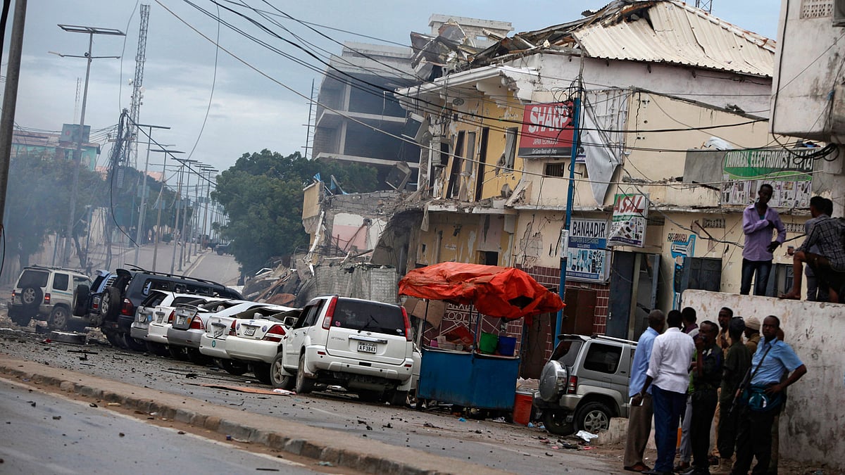 Security forces examine the scene after a bomb attack on Nasahablod Hotel in Mogadishu, Somalia, Saturday, 25 June, 2016. (Photo: AP)