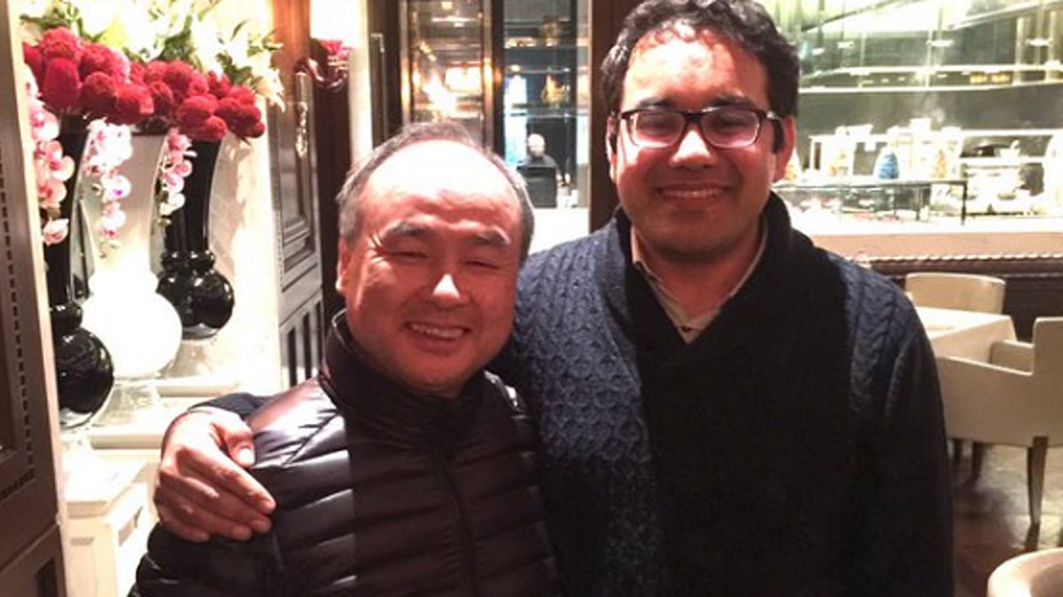SnapDeal’s Kunal Bhal (R) with Masayoshi Son (L) of SoftBank. (Photo Courtesy: Twitter <a href="https://twitter.com/1kunalbahl">@1kunalbahl</a>)